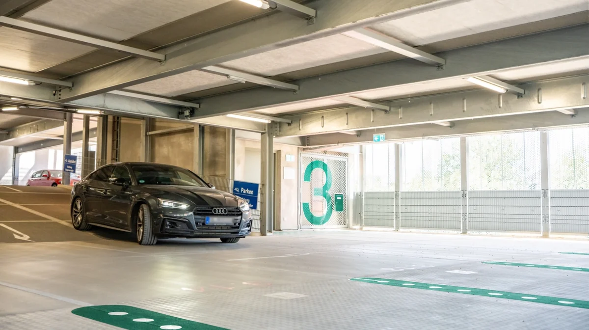 Offene Zufahrt eines Parkhauses mit Kamera statt Schranke